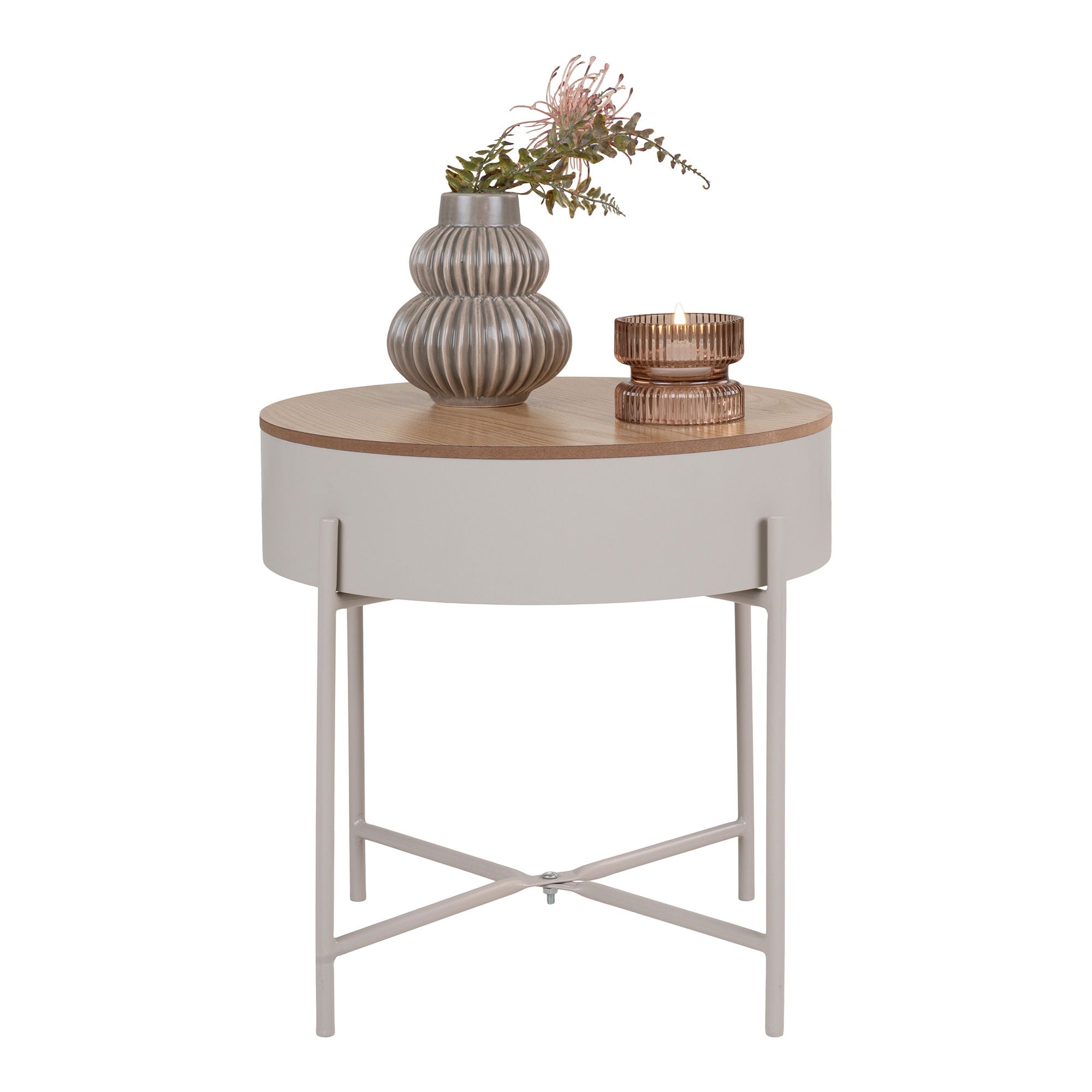 Ronde Sisco bijzettafel van House Nordic met naturel MDF blad, gestyled met ribbelige grijze vaas en amberkleurige theelichthouder